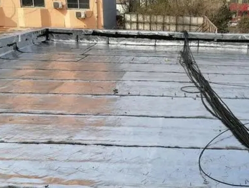 塔城地卫生间漏水维修公司分享下塔城地屋面楼顶防水刚性防水层施工要点。